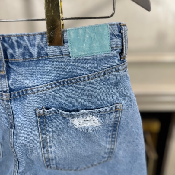 Zara High Waisted Distressed Denim Shorts Raw Hem Size 6 Y2K Streetwear highrise - Picture 3 of 5